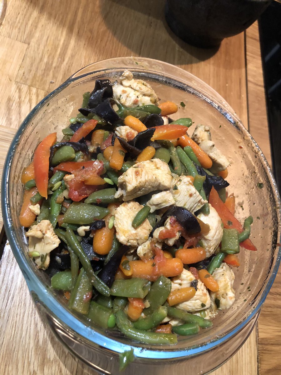 sdfrrt4twit's tweet photo. Gratin pommes de terre, potiron et comté, potiron rôti au miel et aux herbes, poireaux en fondue touche de #calvados, poulet sauté aux légumes façon Vietnam. Voilà ! #prepmeals #instafood #kitchenfred https://t.co/gwkuSp1iLP