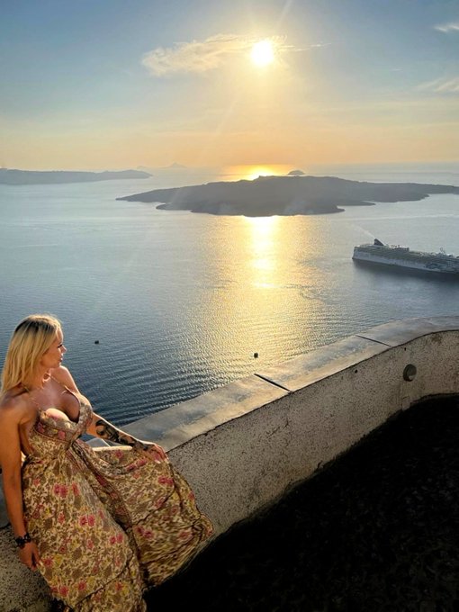 Forever in love with #Santorini sunsets ❤  #Greece #SantoriniSunset #NovemberSun https://t.co/QqXpp2<a href="/tag/santorini"class="tags">#Santorini</a><a href="/tag/greece"class="tags">#Greece</a><a href="/tag/novembersun"class="tags"><span>#novembersun</span></a><a href="/tag/santorinisunset"class="tags"><span>#santorinisunset</span></a>