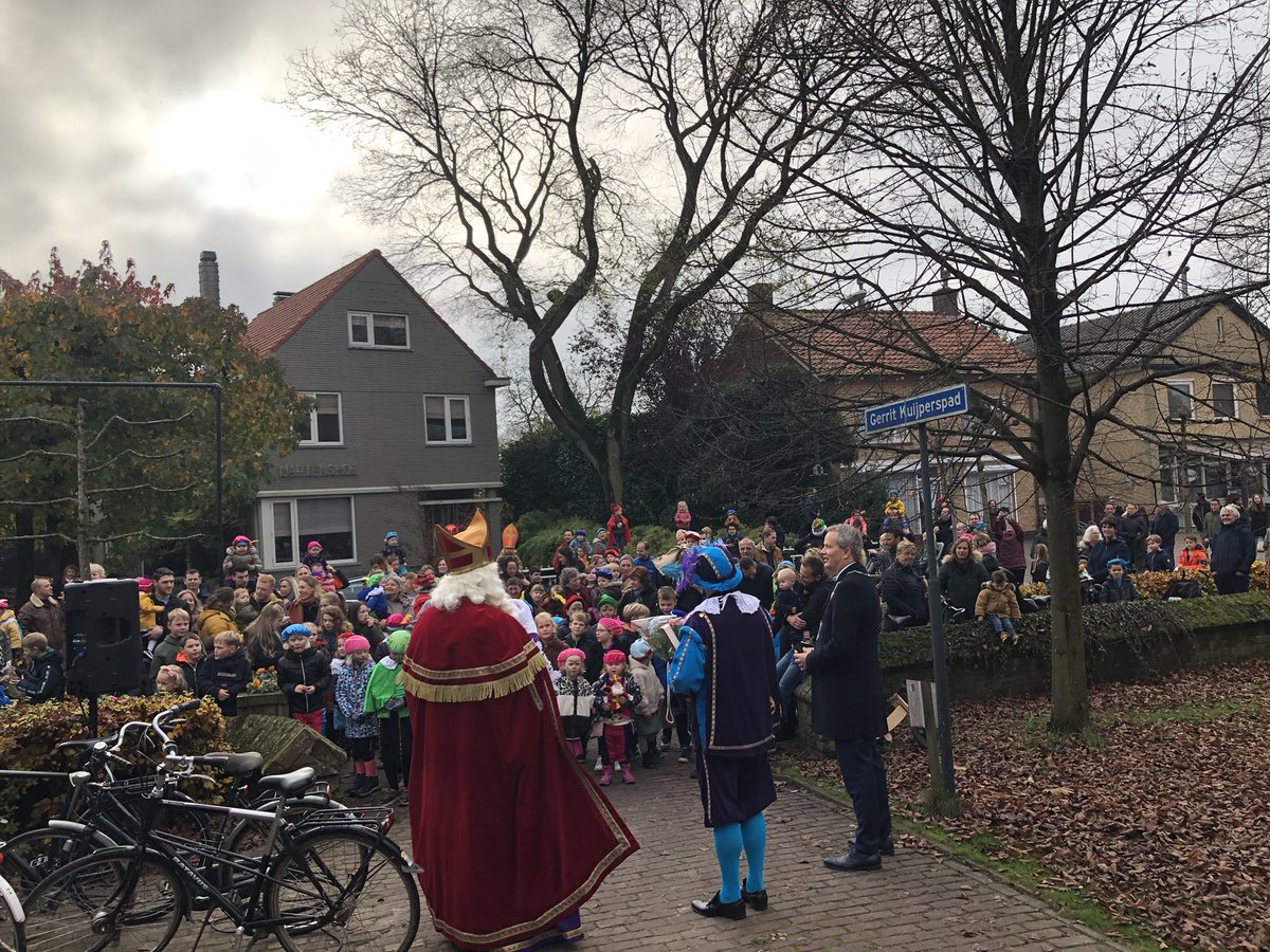 Kleppermenneke's tweet photo. Sint Nicolaas brengt ook een bezoek aan Esbeek en wordt welkom geheten door de burgemeester van de gemeente Hilvarenbeek, Evert Weys en heel veel kinderen. https://t.co/pStBTfx3Ek