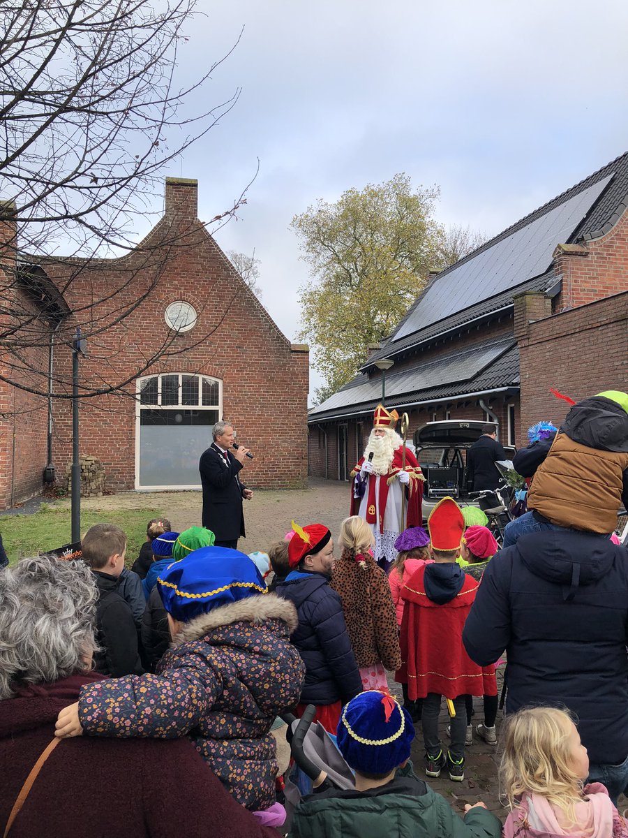 Kleppermenneke's tweet photo. Sint Nicolaas brengt ook een bezoek aan Esbeek en wordt welkom geheten door de burgemeester van de gemeente Hilvarenbeek, Evert Weys en heel veel kinderen. https://t.co/pStBTfx3Ek