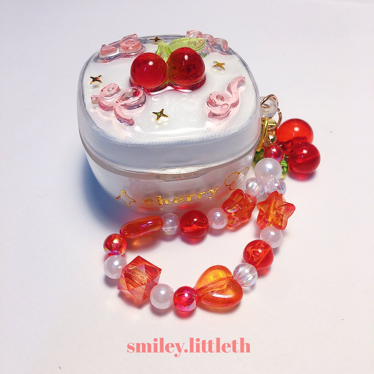 smile_Da's tweet photo. คือเราน่ะ ซื้อเคสเปล่ามาสักพัก แต่เพิ่งเอามาใช้ ไม่ใช่อะไรนะ มัวเอาไปแต่งอยู่ รอเรซิ่นแห้ง🍒🤣
#baseuswm01 #baseus #baseuscase #resinart #smileylittleth https://t.co/z13rSDWnA8