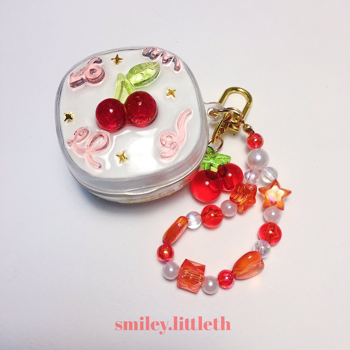 smile_Da's tweet photo. คือเราน่ะ ซื้อเคสเปล่ามาสักพัก แต่เพิ่งเอามาใช้ ไม่ใช่อะไรนะ มัวเอาไปแต่งอยู่ รอเรซิ่นแห้ง🍒🤣
#baseuswm01 #baseus #baseuscase #resinart #smileylittleth https://t.co/z13rSDWnA8