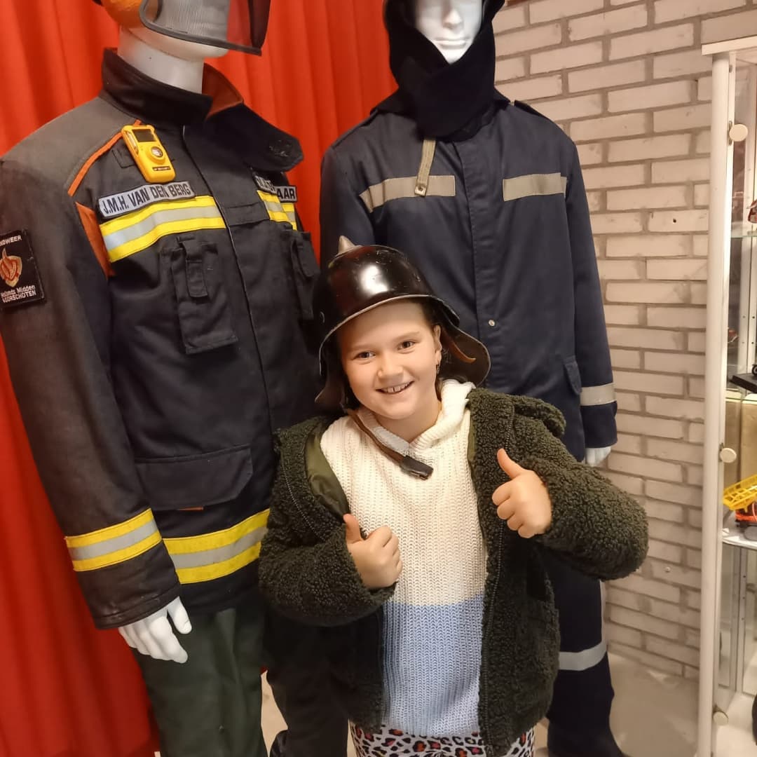 Spuit41's tweet photo. Vanmorgen weer een geslaagde opening gehad zo vlak voor Sinterklaas. Deze dame lijkt er al aan toe te zijn om toe te treden tot het korps.
Volgende museum openingen zijn op zaterdag 11 dec (10-12) en woensdag 29 dec (13-16). #spuit41 @spuit41 https://t.co/EpInrCyoe0