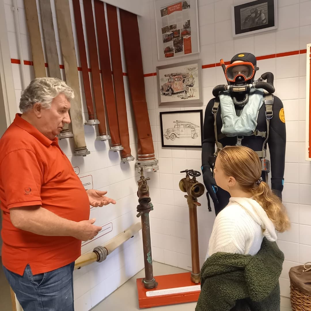 Spuit41's tweet photo. Vanmorgen weer een geslaagde opening gehad zo vlak voor Sinterklaas. Deze dame lijkt er al aan toe te zijn om toe te treden tot het korps.
Volgende museum openingen zijn op zaterdag 11 dec (10-12) en woensdag 29 dec (13-16). #spuit41 @spuit41 https://t.co/EpInrCyoe0