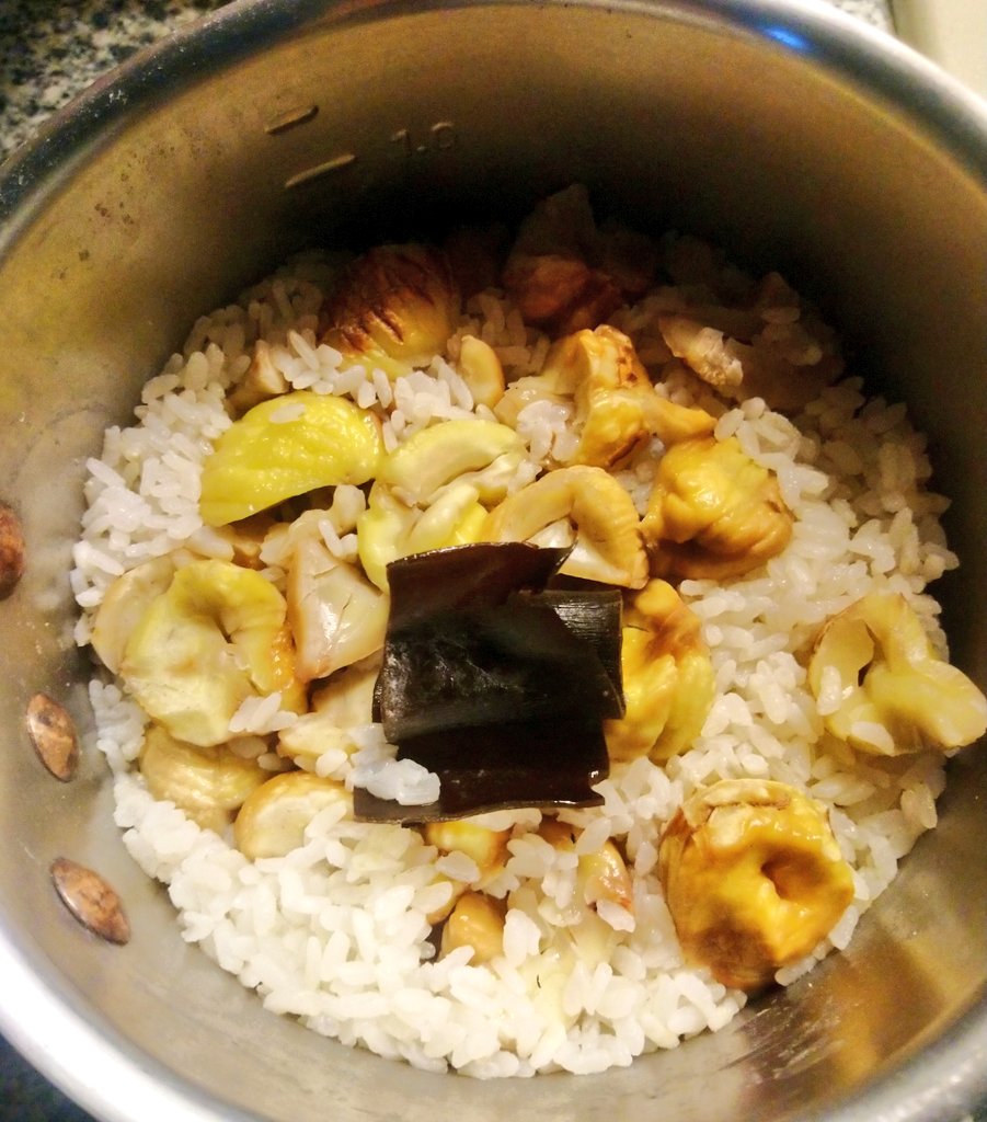 HaricotMichiko's tweet photo. 何年ぶりでしょうか、栗ご飯🌰
臨終飯リストに入れようか迷ってしまうくらいの至福なひとときでした😍
栗ご飯は美味しいし、すごく好きなのは知ってたけど、こんなに心打たれる一品とは。。😌🙏 https://t.co/CLXmmCyjwp