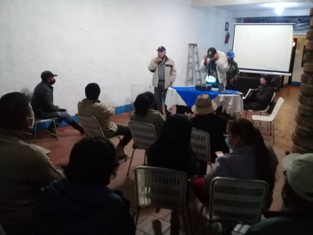 MERIDAIMDERURAL's tweet photo. El Director Gral de Imderural José Miranda; Héctor Frederick y Liderman Sánchez, de Extensión Agricola;  Yajaira Vera y  Maira Márquez  de Proyectos e Infraestructura,  impartieron taller en la Asociación de Comités de Riego del mcpio Rangel sobre manejo y conservación de suelos. https://t.co/UpM4kGzgKO