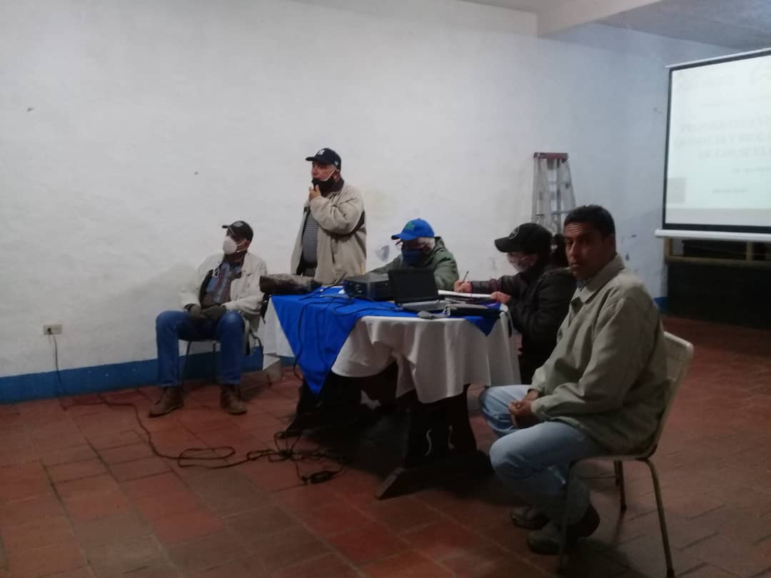 MERIDAIMDERURAL's tweet photo. El Director Gral de Imderural José Miranda; Héctor Frederick y Liderman Sánchez, de Extensión Agricola;  Yajaira Vera y  Maira Márquez  de Proyectos e Infraestructura,  impartieron taller en la Asociación de Comités de Riego del mcpio Rangel sobre manejo y conservación de suelos. https://t.co/UpM4kGzgKO