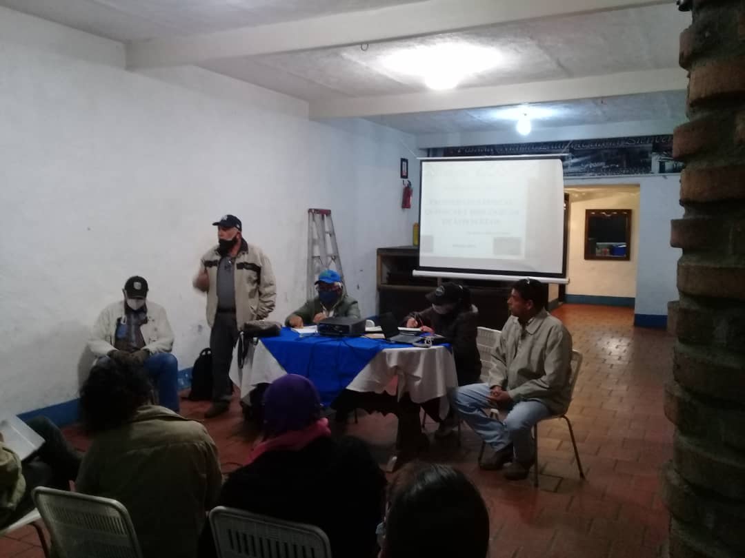 MERIDAIMDERURAL's tweet photo. El Director Gral de Imderural José Miranda; Héctor Frederick y Liderman Sánchez, de Extensión Agricola;  Yajaira Vera y  Maira Márquez  de Proyectos e Infraestructura,  impartieron taller en la Asociación de Comités de Riego del mcpio Rangel sobre manejo y conservación de suelos. https://t.co/UpM4kGzgKO