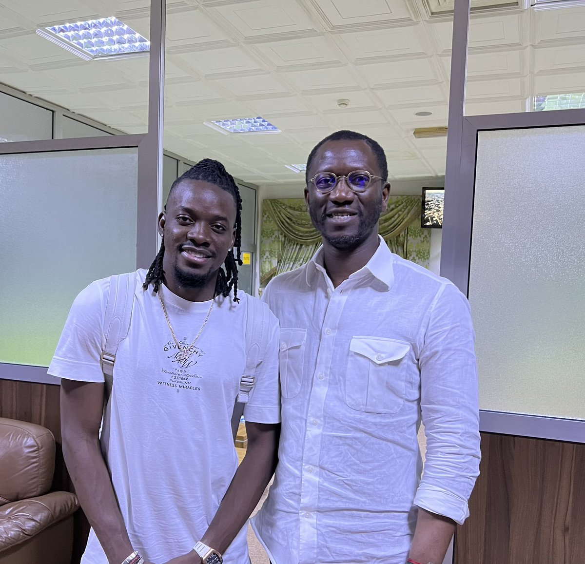 mamadouc7's tweet photo. Heureuse rencontre et échanges assez riches avec notre Étalon 🇧🇫Bertrand Traoré, grand attaquant évoluant à Aston Villa, en Premier League. Prompt rétablissement champion! ⚽️ https://t.co/M7LPVHo2ns