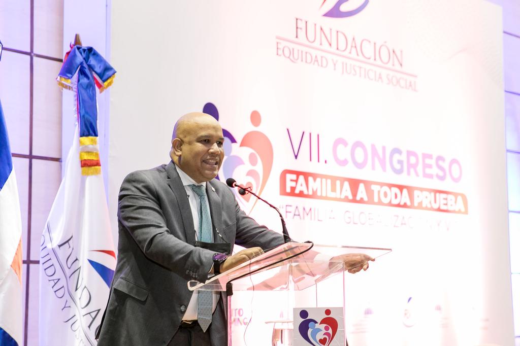 EquidadyJustSRD's tweet photo. En el mes de la familia, Robinson Cuello Shanlatte,miembro del número del Instituto Duartiano nos invitó a imitar el ejemplo de la familia Duarte y Diez con el tema "Valores Familiares". Punto de vista histórico, en #FATP2021
#FEJUSRD https://t.co/ASmLHVrppa