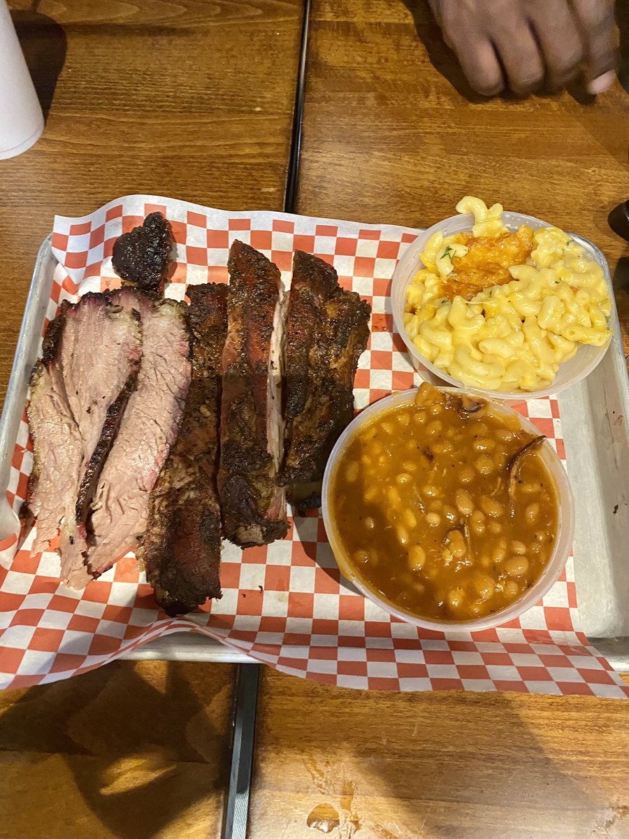 singleinatlanta's tweet image. Having some BBQ at @hattiemariesbbq . 🥰 #CityofDecatur #DowntownDecatur