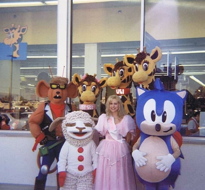 Nintendork9's tweet photo. #ToysRUs 1994 😊 https://t.co/ChPxyYpZTz