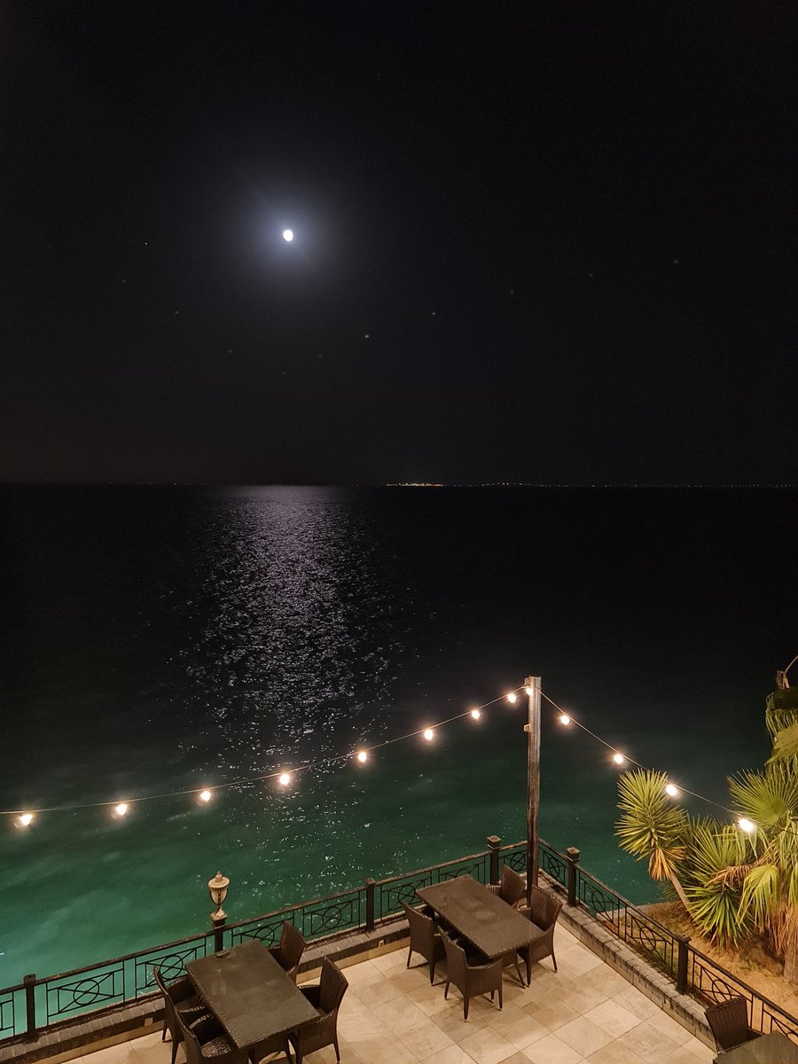 ذهنيًا أنا على هذه الطاولة، أراقب موج الخليج يراقص أضواء القمر 🤍