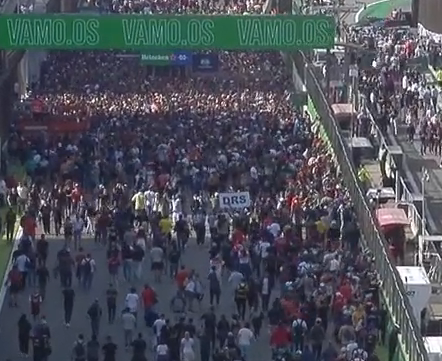 PeekPerfomance's tweet photo. Someone took one of the #DRS signs at #interlagos. Amazing ๐
#F1 #BrazilGP #SaoPauloGP #DRSSign https://t.co/wW9oOoOARf