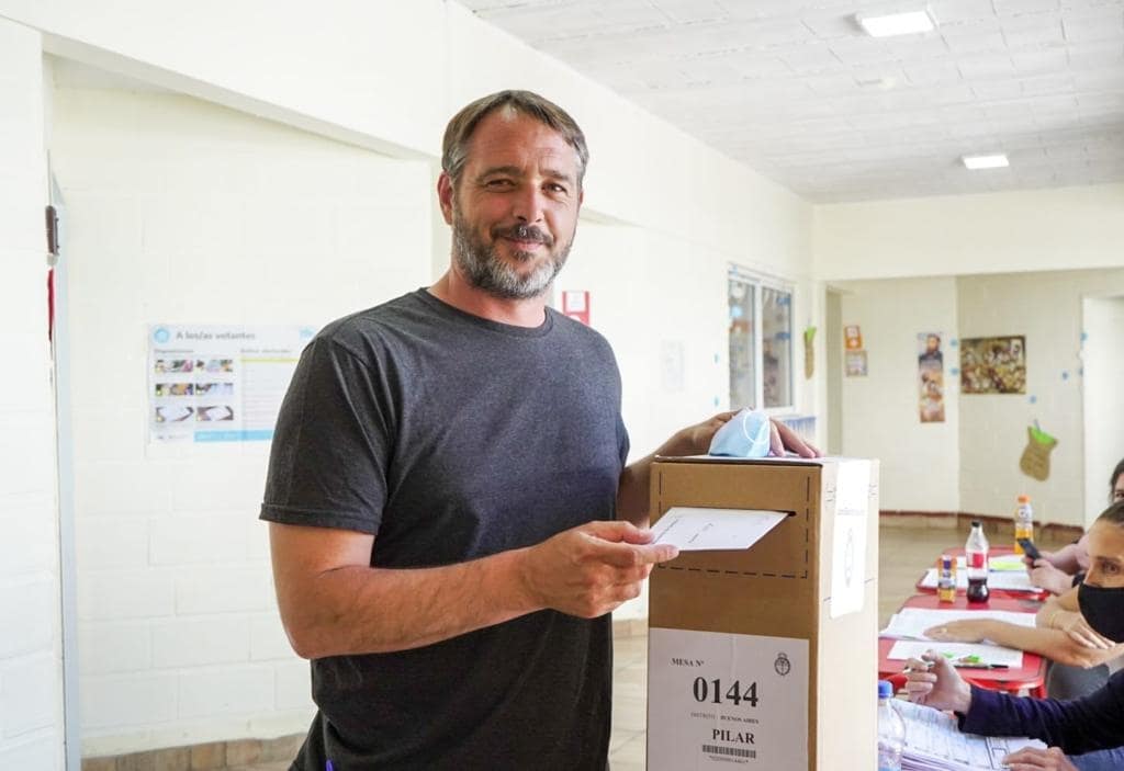 LaurentPilar's tweet photo. Con mucha alegría y esperanza voté en el Instituto Atlético Pilar 🇦🇷❤️☀️

Es un día muy especial, porque tenemos la posibilidad de expresarnos y decidir sobre el país, la provincia y el Pilar que queremos construir. 

#VotáPorArgentina https://t.co/Db9UwqodYu