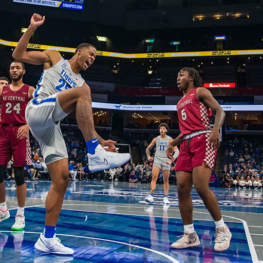 Memphis_MBB's tweet photo. .@Effort_les on the @jayden_hardaway baseline drive and flush is all of us. 😤

#GoTigersGo | #TunnelVision https://t.co/lS18sxiIqs