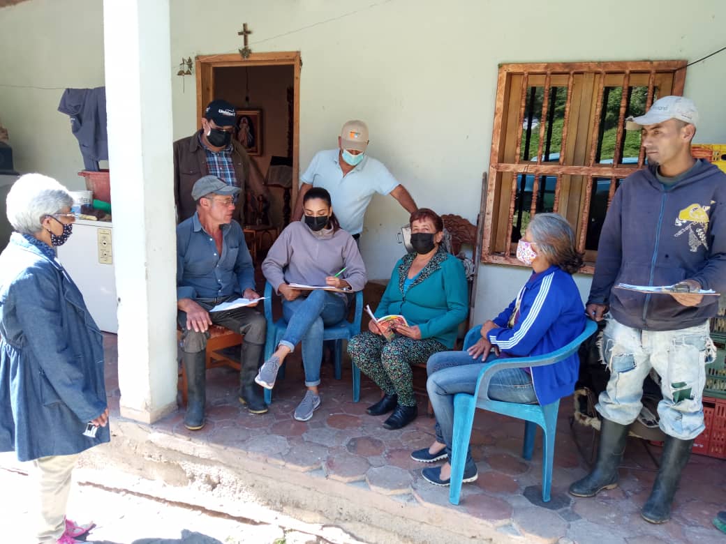 MERIDAIMDERURAL's tweet photo. Las direcciones de Ambiente y Proyectos e Infraestructura, sus directores @freddyhidalgo3 y Carlos Julio Arellano, el apoyo de la Arq Eglee Belandria y el Ing Fernando Paz, en la Venta, Chachopo, mcpio Miranda inspeccionaron y abordaron junto a productores los sistemas de riego. https://t.co/eIUFAofefS