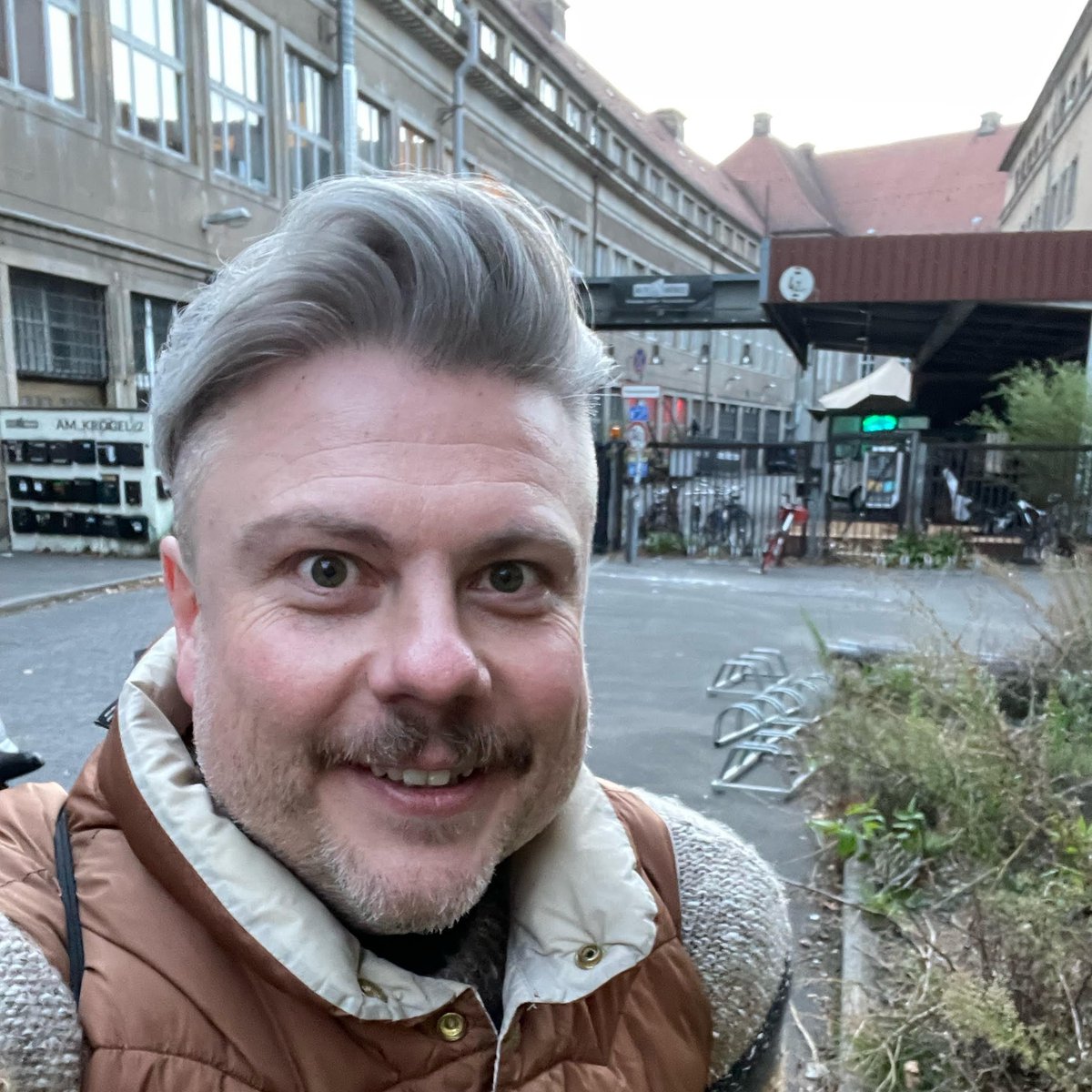 fonds_daku's tweet photo. In der #AltenMünze besuchte Janek Liebetruth für die #BackForGoodTour die „Hangar Games“ von #LoBuProductions. Beim „Live Action Event“ begab er sich auf die Reise in eine 2. Realität & zwischen emotionalen Dilemmata und unerschöpflichem Kampfgeist auf die Suche nach der Wahrheit https://t.co/8us3ZAFs1U