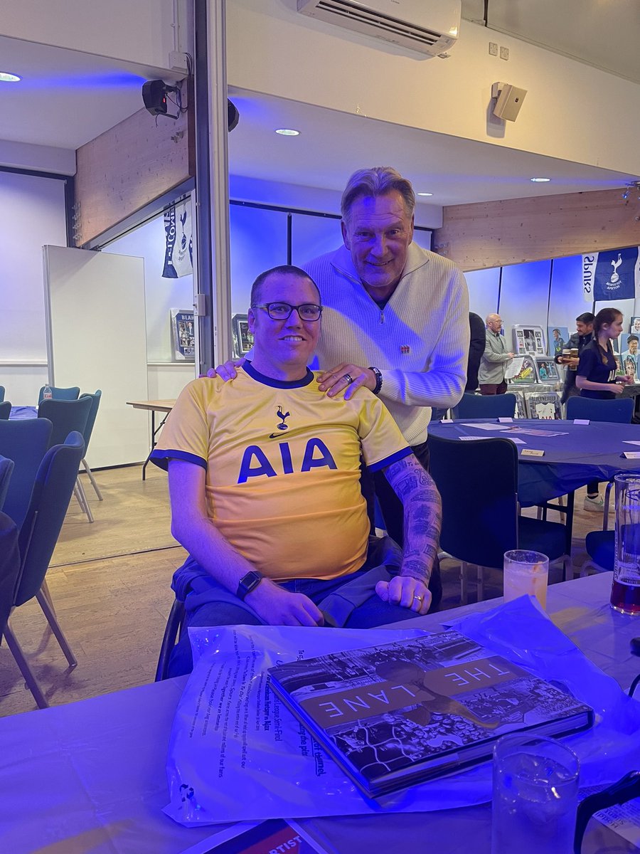 Last night I met @GlennHoddle and had a lovely chat with him, he had time for everyone. Thanks to @berti1976, @MrCracknell and @chessspur what a brilliant night👍💙🤗