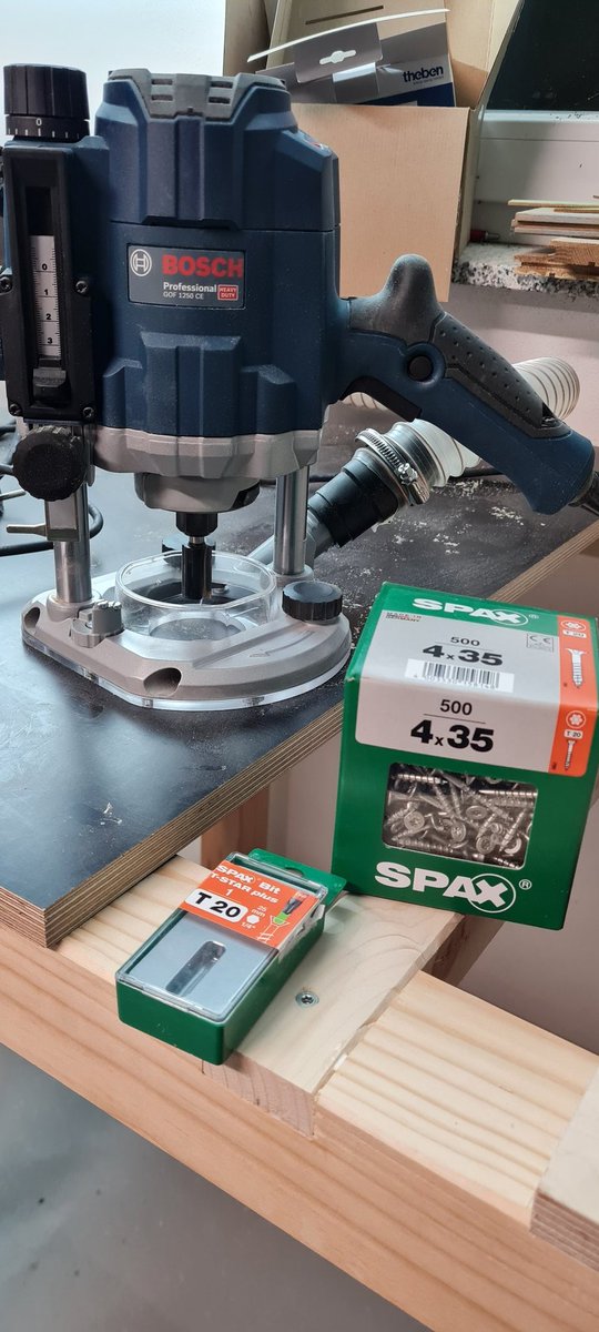 wir_zuhause's tweet photo. Heute ein bisschen an der Werkbank gearbeitet. Damit die Platten nicht Durchgängen kommt noch ein Unterzug rein. Mit der #Oberfräse haben wir die Überblattung gefräst. Ging gut und mit der #Absaugung weniger Dreck. Zusammen gefügt mit Leim und einer #Spax-Schraube. #woodworking https://t.co/QNJG1QP65K