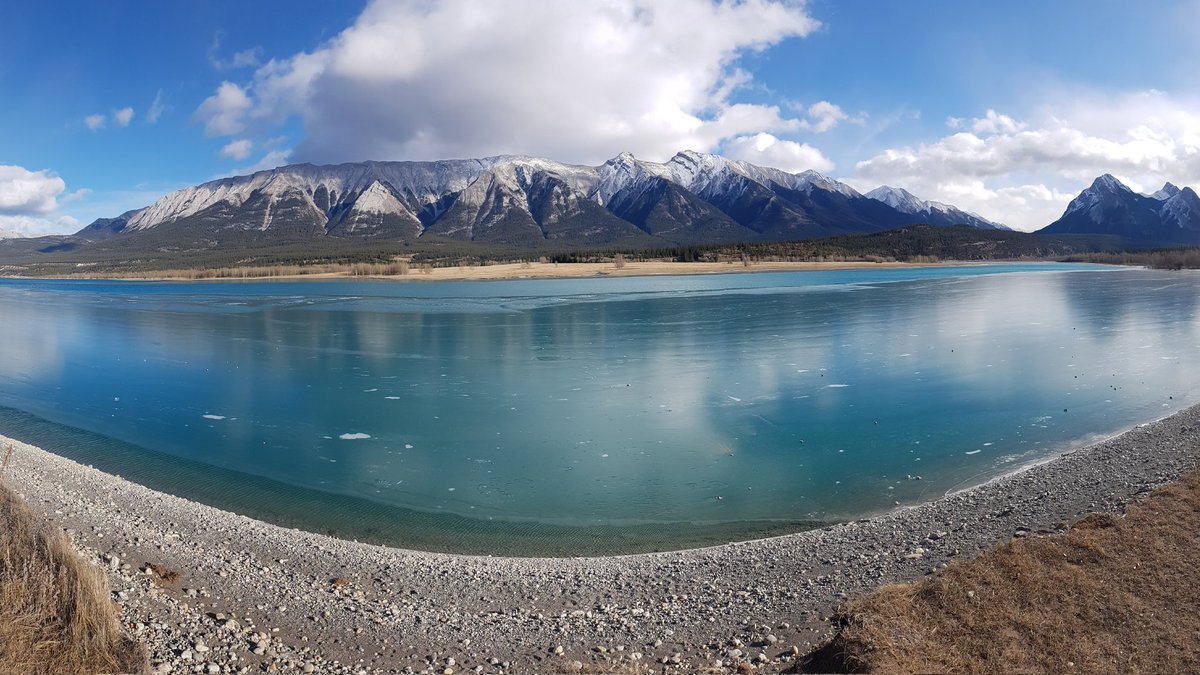 ABfoothillsWX's tweet photo. Ice was very thin at Preacher's Point, not frozen across yet. 
You could see the first layer of bubbles starting to form. Surface is littered with rocks already 🙁 https://t.co/X5Ftk7wUG8