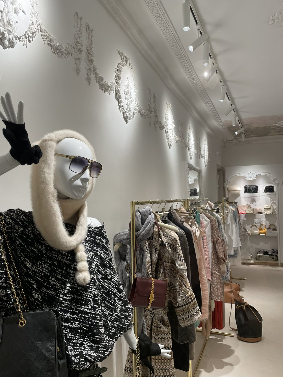 25_janvier's tweet photo. How a #25janvier scarf can superbly define a look ✨ https://t.co/TQ7cFPygIQ