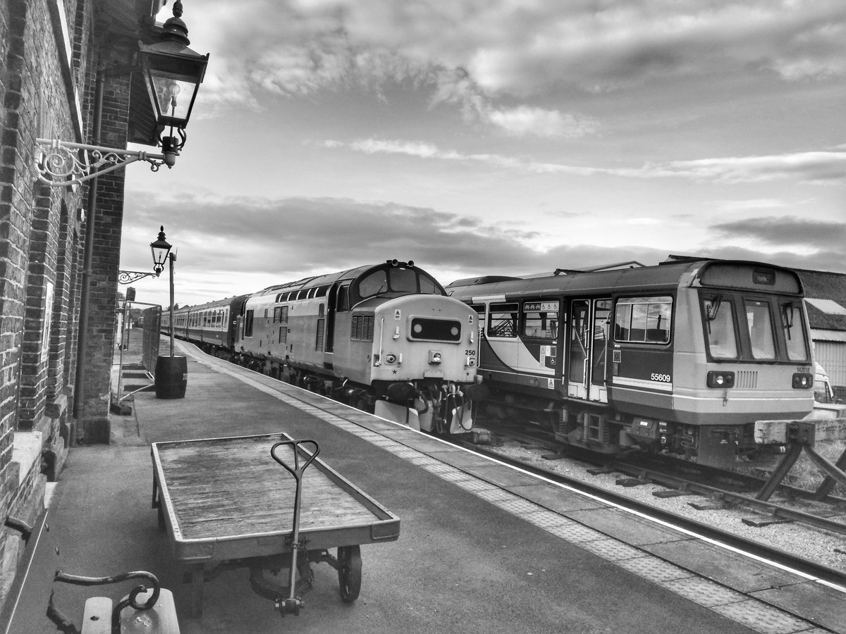 nickkeegan1's tweet image. A typical 1920’s scene at Leeming Bar Station🤔😁 37250 &amp;amp; 142018 rest at @WensleydaleRail (08.11 2021).

#class37 #class142 #pacer #BritishRail #railway #rail #trainphotography #britishrailways #trainspotting #heritagerailway #wensleydalerail #wensleydalerailway  #northyorkshire