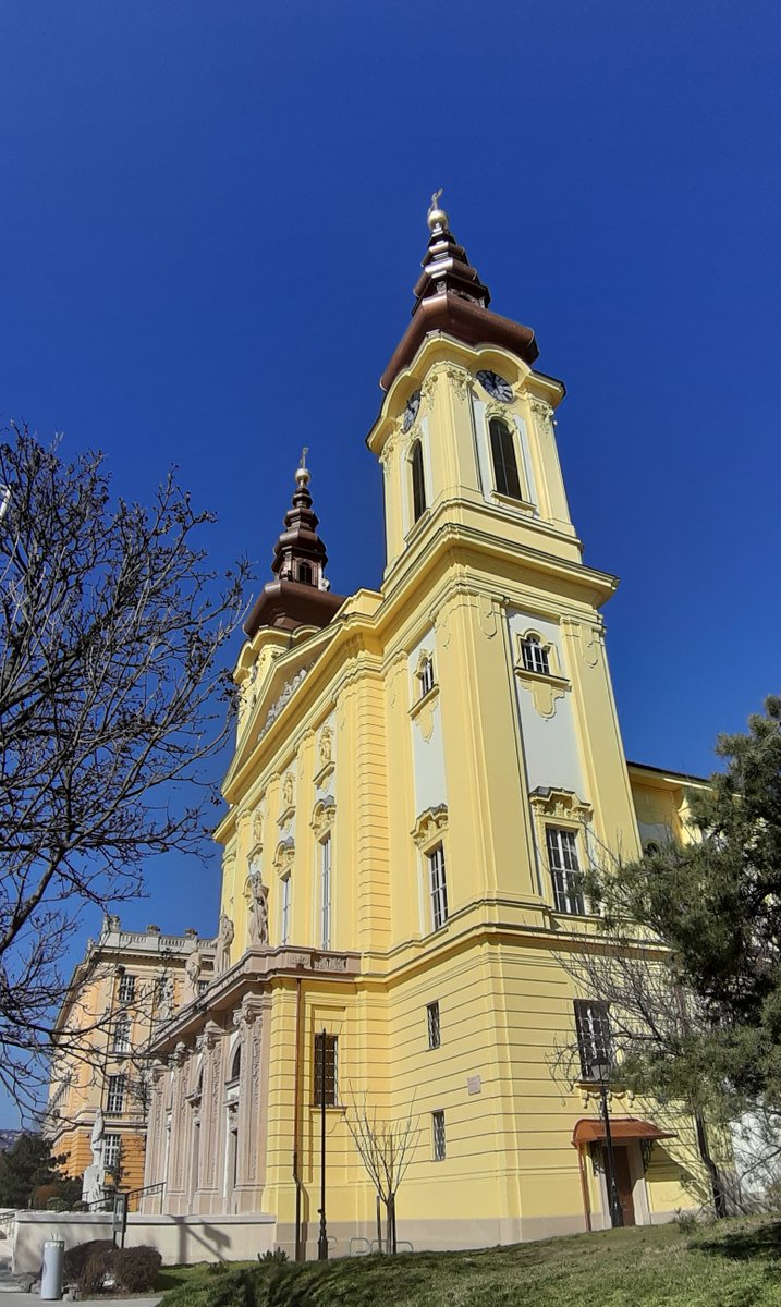 PilgrimBudapest's tweet photo. #StEmeric church in #Budapest from 1938 is an interesting combination of modern architecture, baroque revival & renaissance-like painted ceiling.
It is one of the most lively parishes, served by Cisercians, w/ nearby renowned secondary shool. https://t.co/83QMBsptYL