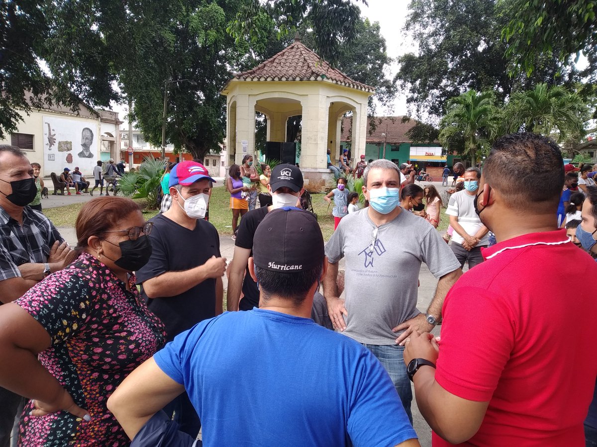 universidad_uci's tweet photo. El Viceprimer Ministro @JorgeLuisPerd20, junto a @WalterBG_uci, Viceministro de @CubaMES, junto a otras autoridades, acompañan a nuestro rector @raydelmp en las actividades recreativas que desarrollamos en el parque de Calabazar. #CubaVive @DrRobertoMOjeda @DiazCanelB https://t.co/ov1ceyKjpH