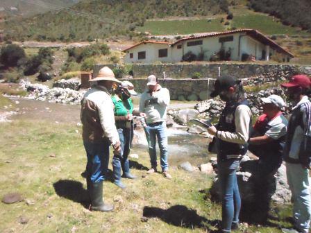MERIDAIMDERURAL's tweet photo. Continuando con la asistencia a las comunidades agricolas, la Lcda Yajaira Vera y la Ing Mayra Márquez, de la Dirección de Proyectos e Infraestructura de Imderural, inspeccionaron los sistemas de riego: "Los Cadillos", en La Toma y "Gavidia", en Mucuchies, del municipio Rangel. https://t.co/DtOB8yj0T5