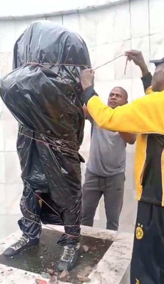 mbeatowe's tweet photo. Derniers développements concernant la statue du Maréchal #MbappeLeppe. Lisons le travail commun de @arol_ketch, @essamarche, Fréderic Ntsogo Mbili du Stade Mbappe Leppe ainsi que du sculpteur de la Statue. Du bon travail. Nous le saluons. Source: https://t.co/lfy6qHdGir https://t.co/jAE6suIdT9