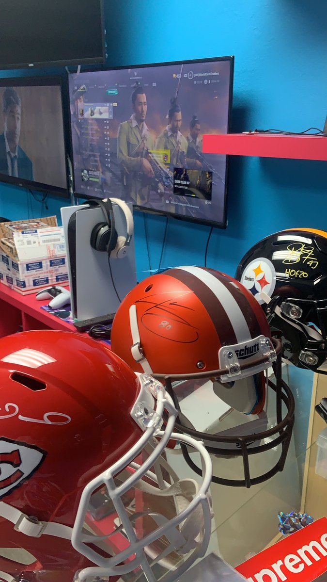 RogerCaneda's tweet image. Some Football and COD at the office. 🙏🏈🎮

#NFL #COD