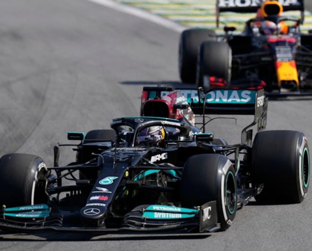 raulerocks's tweet photo. @GeorgeRussell63 @LewisHamilton Lewis Hamilton is a genius on the track... https://t.co/MVJ9bG8ElI