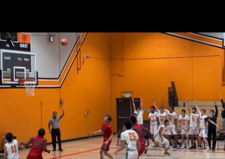 HowardAlonzo's tweet photo. @_JordanJimenez @StephenCurry30 @DillonxAkers from #SouthPasadenaHigh did the look away before @StephenCurry30 #Money3 https://t.co/bC09zgHa4O