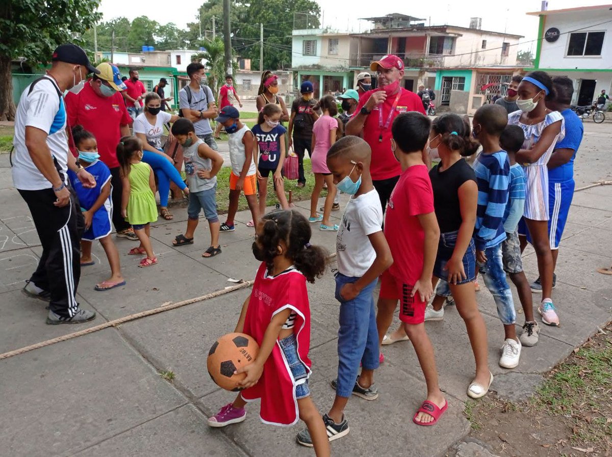El Viceprimer Ministro @JorgeLuisPerd20, junto a @WalterBG_uci, Viceministro de <a href="/CubaMES/">MES</a>, junto a otras autoridades, acompañan a nuestro rector <a href="/raydelmp/">Raydel Montesino Perurena</a> en las actividades recreativas que desarrollamos en el parque de Calabazar. #CubaVive <a href="/DrRobertoMOjeda/">Dr. Roberto Morales Ojeda</a> <a href="/DiazCanelB/">Miguel Díaz-Canel Bermúdez</a>