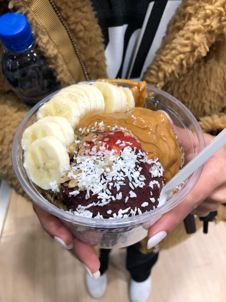 VolpeSophia2's tweet photo. VCU freshman, Megan McCarthy’s favorite on campus dining spot is Shake Smart. “I probably go everyday! My favorite thing to order is the raw pb bowl” says McCarthy.  #MASC336 #TwitterScavengerHunt https://t.co/U17d5X3rWi