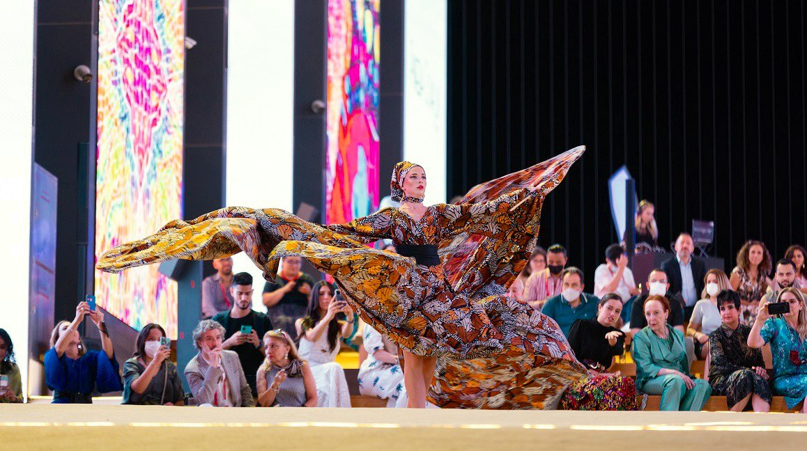 Como parte de las actividades de #MéxicoEnDubái se presentó el <a href="/DubaiFashionMex/">DubaiFashionMexico</a> que se llevará a cabo del 14 al 19 de noviembre en diferentes espacios de la #Expo2020Dubai. El talento mexicano de <a href="/pinedacovalin/">Pineda Covalin</a> se hace presente #DeMéxicoParaElMundo