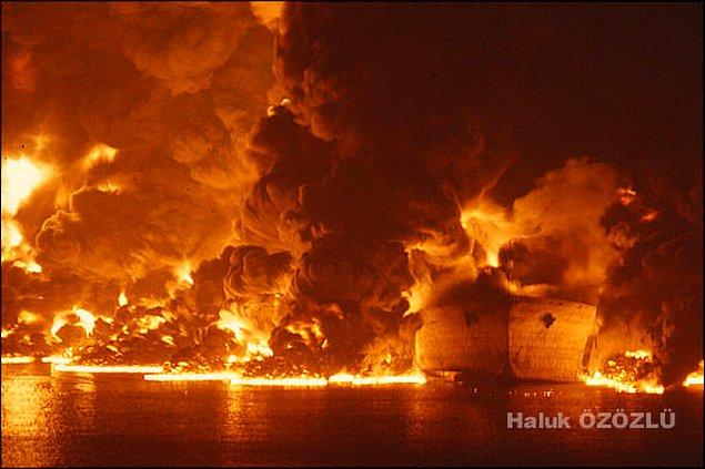 adilbali's tweet photo. 15 Kasım 1979 yılında Romanya'nın Köstence Limanı'na 96 bin ton ham petrol taşıyan Independenta tankeri, İstanbul Boğazı'ndan geçişi sırasında, Haydarpaşa açıklarında Yunan gemisi Evriali ile çarpıştı. Gemiden büyük bir petrol sızıntısı başladı ve çıkan yangın bir ay sürdü. https://t.co/eD7nlGm0Ru