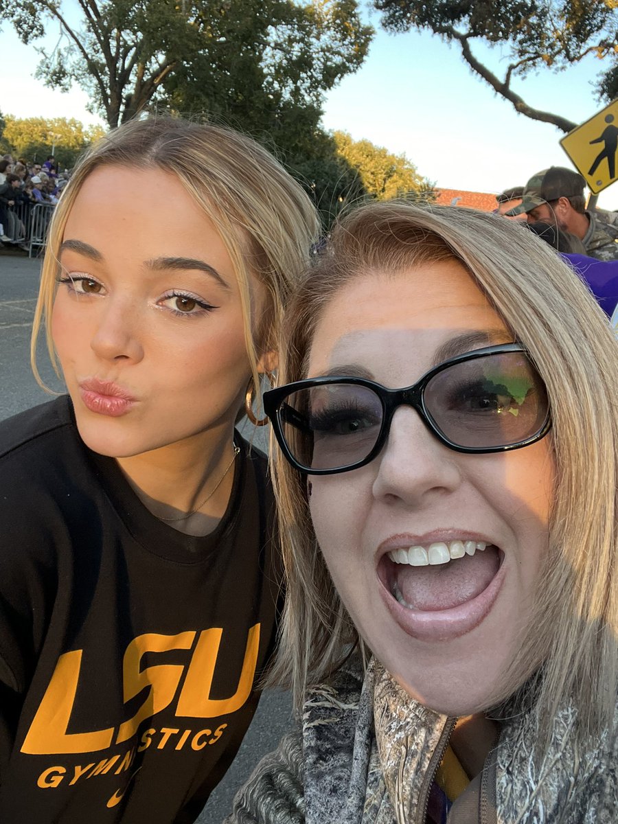ManneyTiffani's tweet photo. LSU family weekend got a selfie with @livvydunne πππ―#LSU #lsumom https://t.co/Mu6rCRHeR2