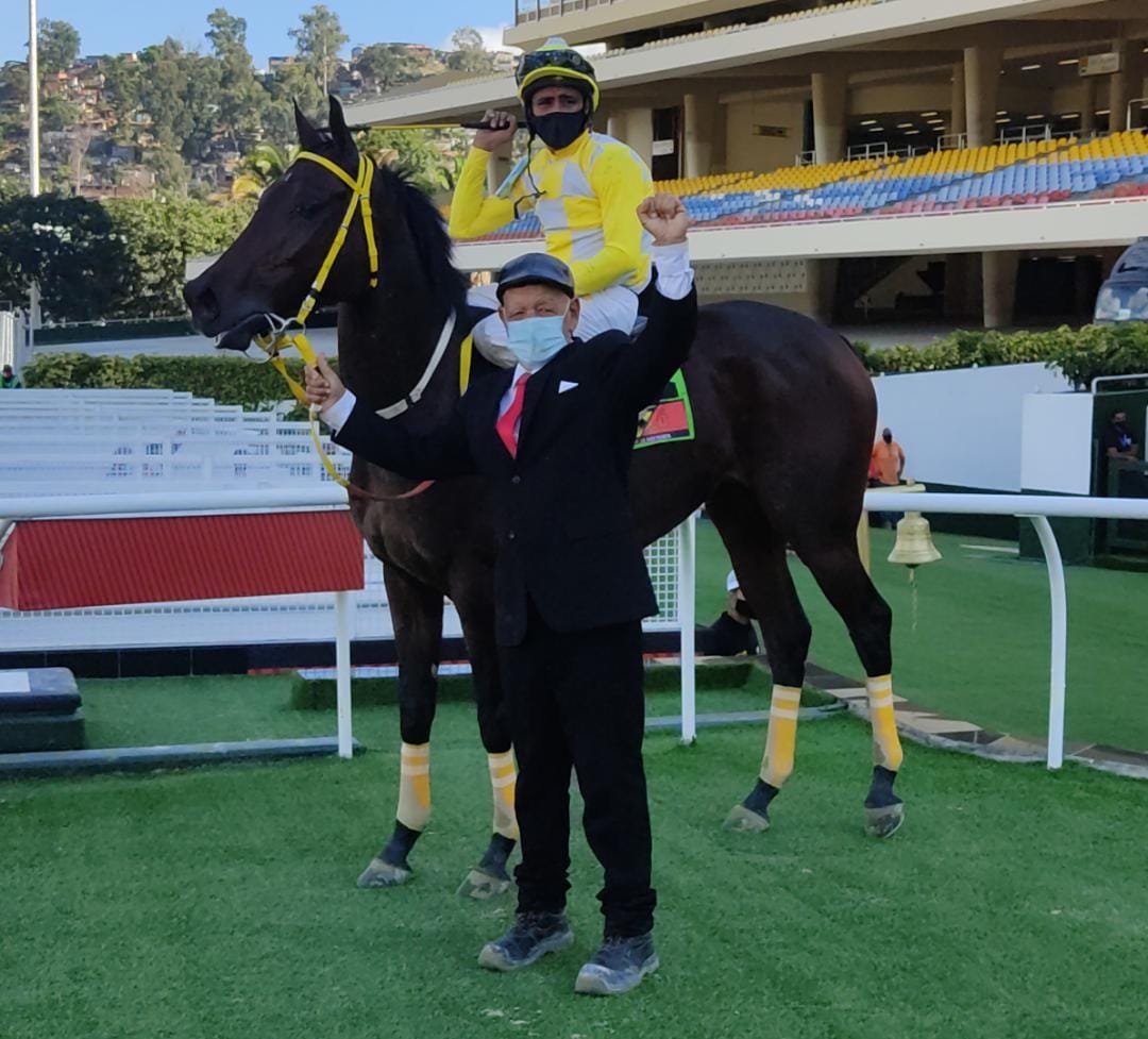 #EnFotos 📸| ¡Ganó "Chantada" (12)! En la 3era. válida se anotó la victoria la pupila de Juan Carlos García, con Maikel Rodríguez en su lomo.

🥈 "Queen Demymer" (10) se conformó con el 2do. lugar.

#Hipismo
