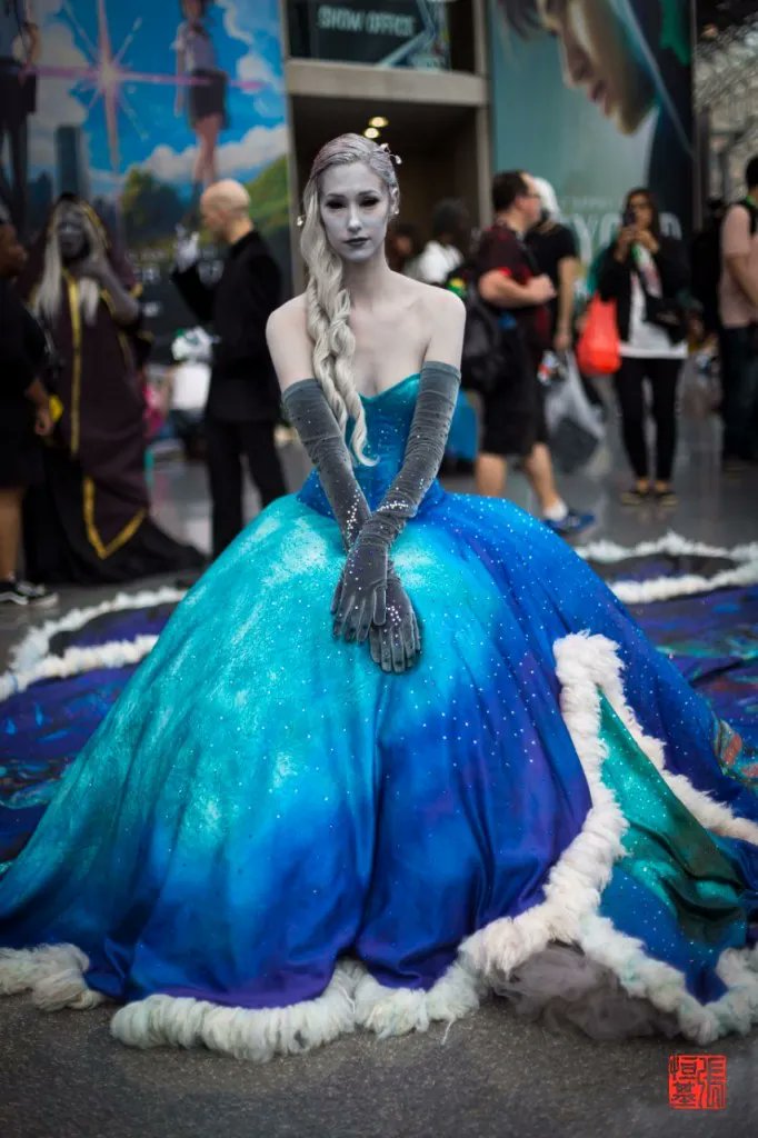 FoodAndCosplay's tweet photo. Beyond Blue Gown (Design by Ryan Jude Novelline)
Worn by lizemooney (IG)
Design by @rjnovelline
Photos by @FoodAndCosplay
Taken at @NY_Comic_Con 2017
#dreamdress #ryanjudenovelline #beyondblue #disneydress #couturedress #thisiscouture #weddinggown https://t.co/RVRxMNYORX