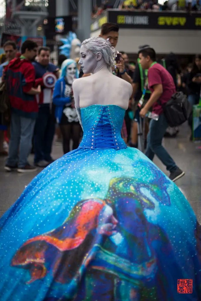 FoodAndCosplay's tweet photo. Beyond Blue Gown (Design by Ryan Jude Novelline)
Worn by lizemooney (IG)
Design by @rjnovelline
Photos by @FoodAndCosplay
Taken at @NY_Comic_Con 2017
#dreamdress #ryanjudenovelline #beyondblue #disneydress #couturedress #thisiscouture #weddinggown https://t.co/RVRxMNYORX