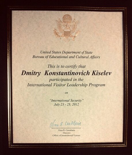 porzellan2013's tweet photo. @pevchikh @OlegGazmanov Не, это ведущий Дмитрий Киселёв! Он до сих пор, поди, на Госдеп США работает, деньги за учёбу отрабатывает! https://t.co/NZdvVGc1WP
