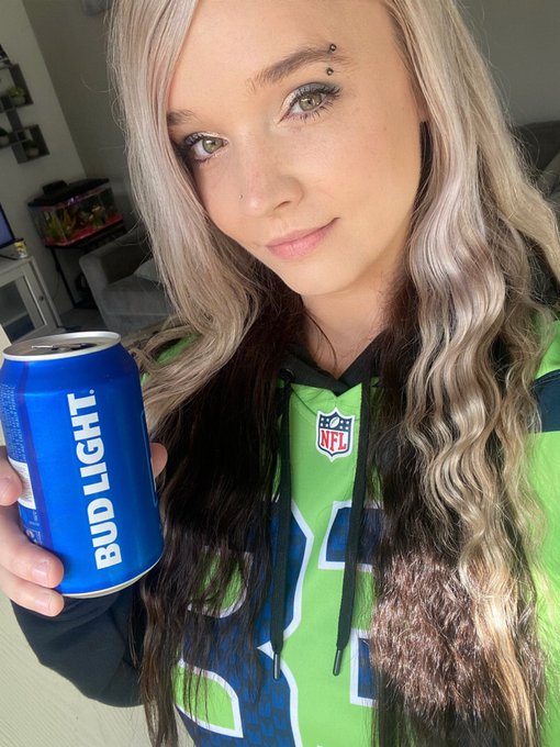 FootballSunday!! Who&rsquo;s your team!? #GoHawks 💙💚 https://t.co/Wfgjx7j2dR<a href="/tag/gohawks"class="tags">#GoHawks</a>