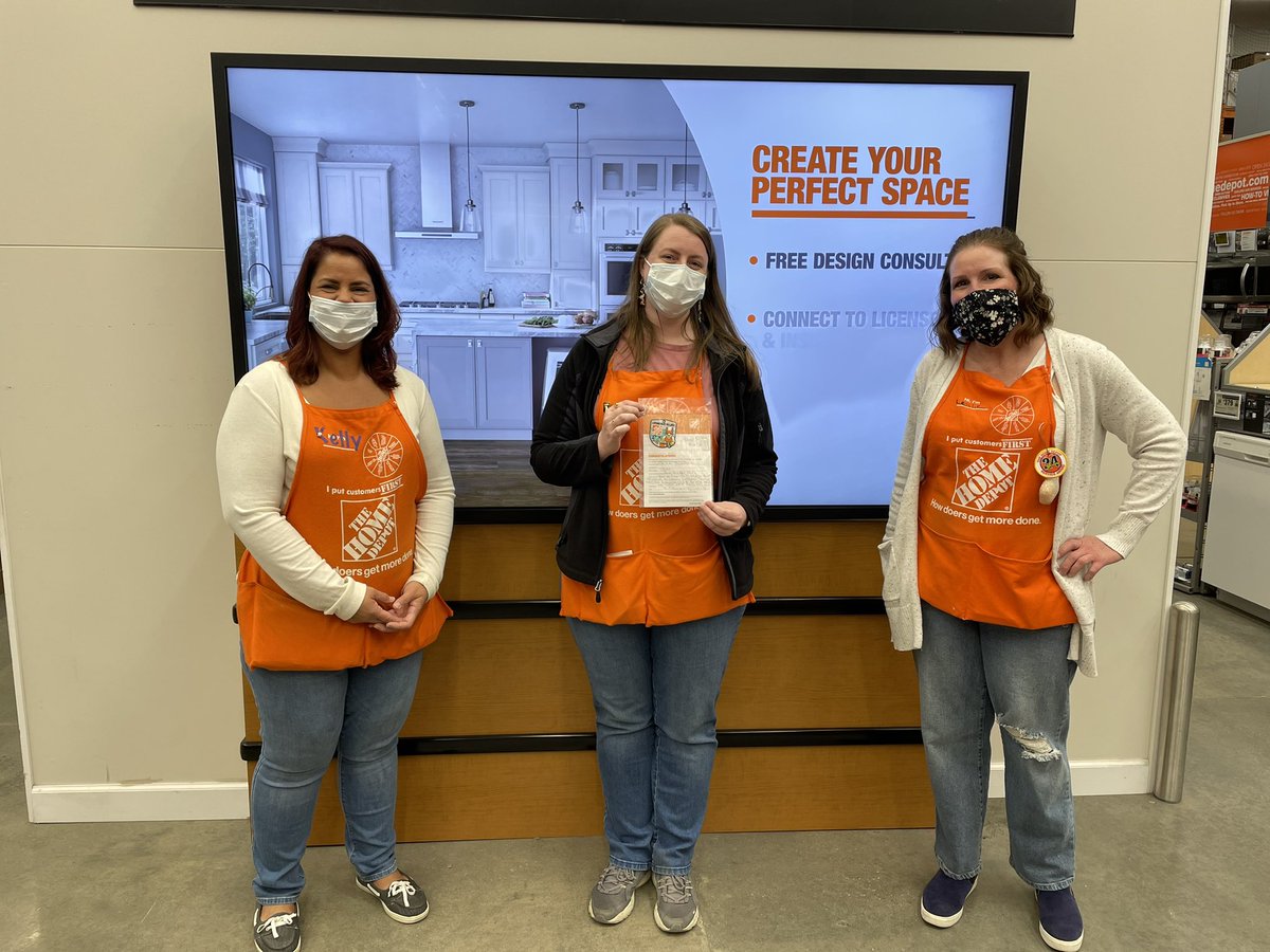 Endyguzman9's tweet photo. Milestone recognitions to some of our champions here at #0️⃣9️⃣1️⃣4️⃣❗️ Caitlin our new appliance specialist receiving her 1st homer award, Ds Candance’s milestone,Stacie D25 class badge, and Chris new D24 Associate 1st homer! 🎉🎈🤩💥💥📣@wilkie_cindy @johndvazquez @lesliegunning1 https://t.co/GoVhJU8yBu