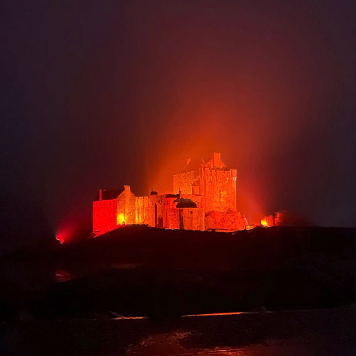 Eilean Donan Castle in the mist - Lochalsh #Scotland #RemembranceDay2021 @angie_weather @ThePhotoHour @StormHour @VisitScotland
