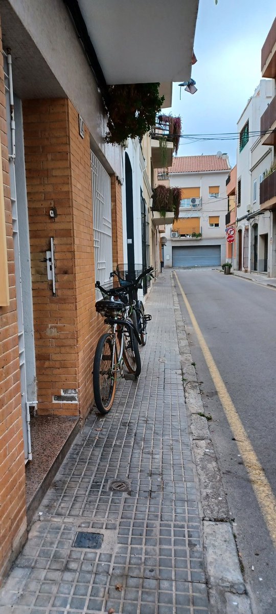 m_deixa's tweet photo. Que no tens espai a casa? Doncs al carrer! #jonopucpassar #deixampassar #deixampassarVdM #VilassarDeMar @VilassardeMar https://t.co/4tLD8pL2gG