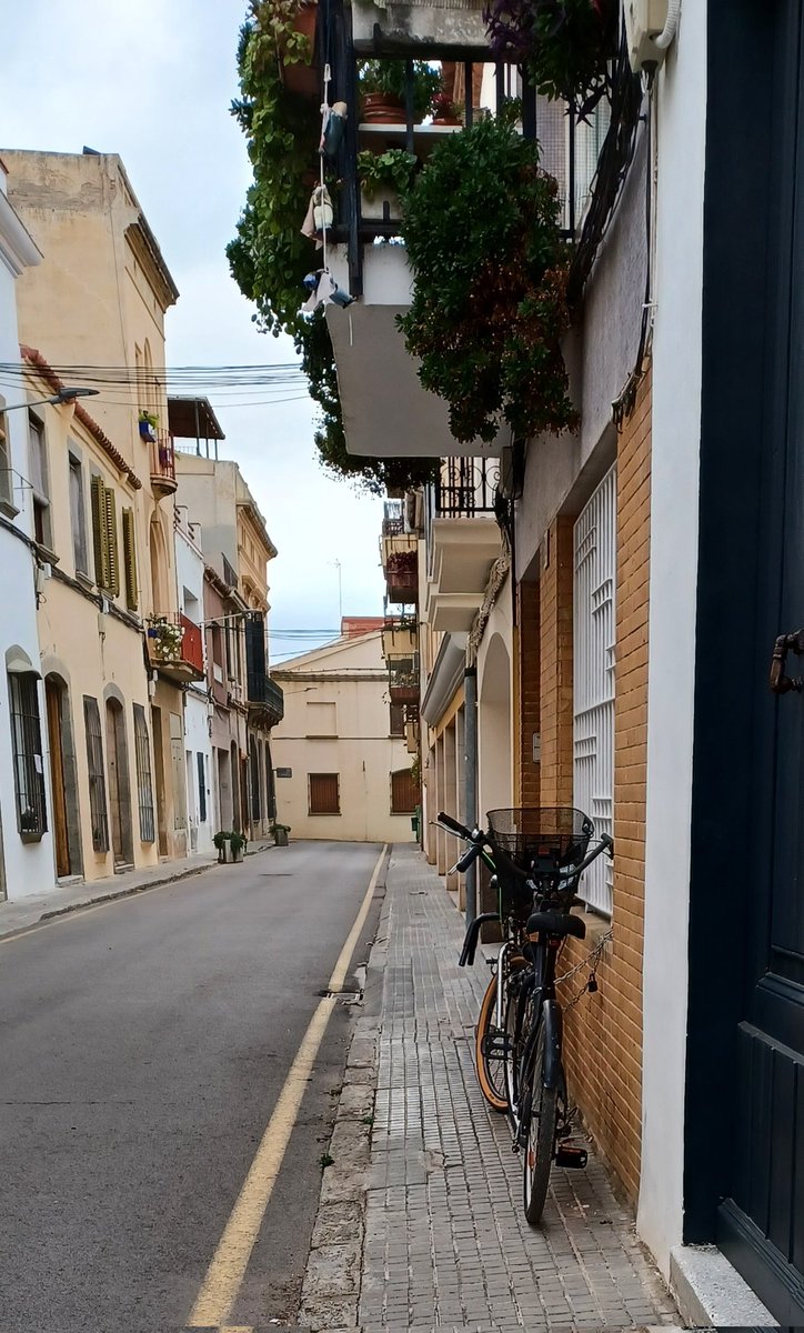 m_deixa's tweet photo. Que no tens espai a casa? Doncs al carrer! #jonopucpassar #deixampassar #deixampassarVdM #VilassarDeMar @VilassardeMar https://t.co/4tLD8pL2gG