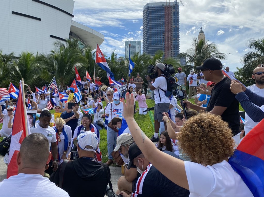 nataliaclem's tweet photo. “¡Si Cuba esta en las calles, nosotros también!” 

Hundreds of people are gathered at Museum Park in downtown Miami showing support for #15NCuba, the planned protests on the island tomorrow. https://t.co/u9qlo1H5ZW