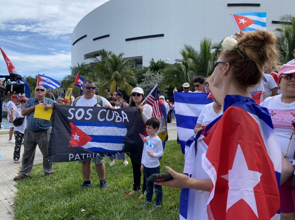 “¡Si Cuba esta en las calles, nosotros también!” 

Hundreds of people are gathered at Museum Park in downtown Miami showing support for #15NCuba, the planned protests on the island tomorrow.